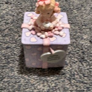 Precious Moments Porcelain Trinket Box "A Mom's Love Is The Best Gift Of All"